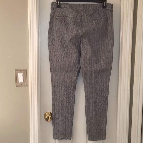 Ankle length pants with chevron pattern in black & white - Picture 2 of 2